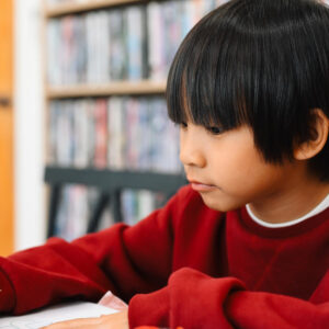 勉強する子供