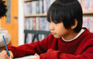 勉強する子供