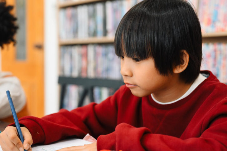 勉強する子供